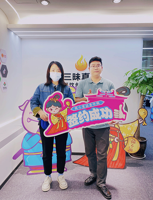 恭喜常女士成功簽約陳小蠻蒜香炸雞品牌總部