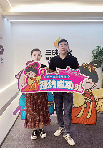 恭喜陳小蠻蒜香炸雞成功簽約山西臨汾生龍國際店