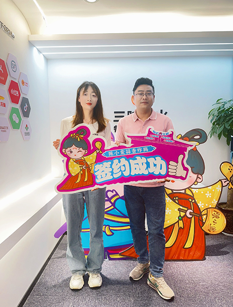 賀|陳小蠻蒜香炸雞成功搶占甘肅市場(chǎng)！簽約慶陽(yáng)昊鑫時(shí)代廣場(chǎng)店已落定！